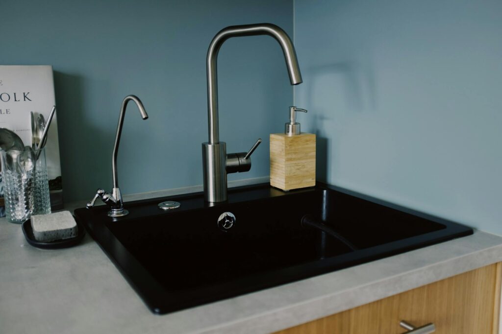 Changer un robinet de cuisine sans plombier (et sans inonder l&rsquo;appart)