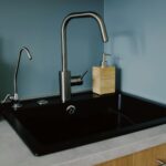 Changer un robinet de cuisine sans plombier (et sans inonder l'appart)