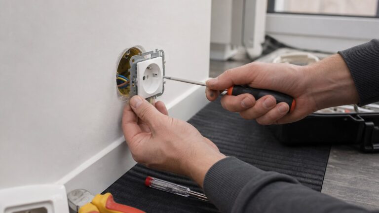 Comment installer une prise electrique soi-meme (normes NF C 15-100)