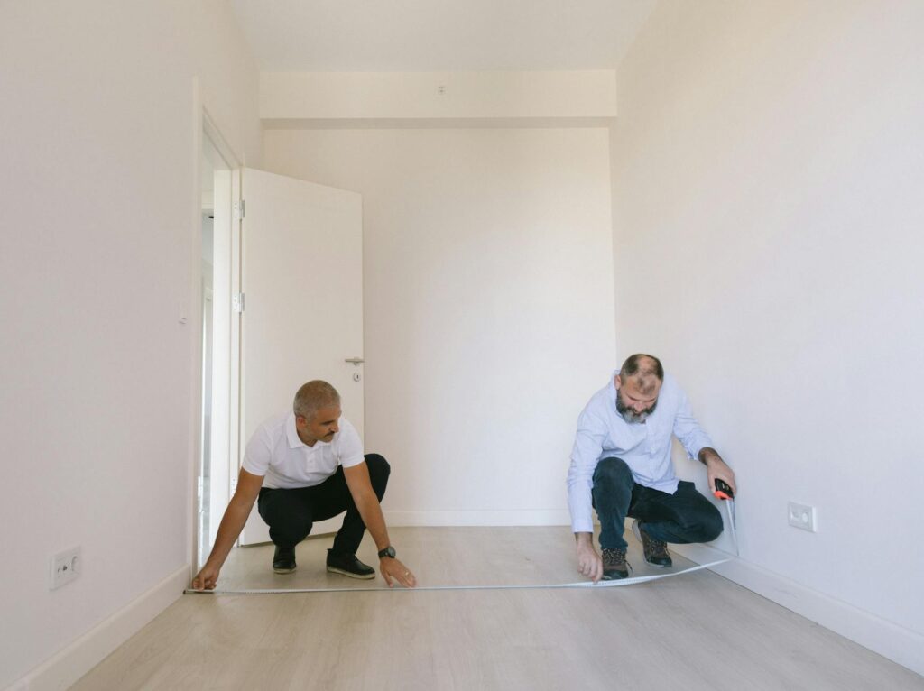 Comment poser du parquet flottant - Photo par Meruyert Gonullu