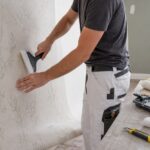 Poser du papier peint sans cloque : la méthode pro