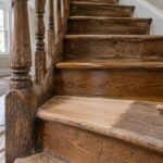 Rénover un escalier en bois ancien sans le dénaturer : poncer, peindre ou recouvrir ?
